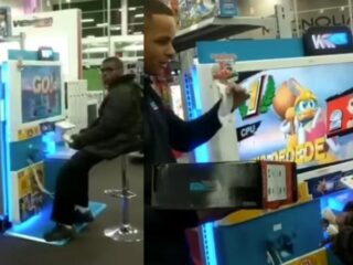 VIDEO: Personeel koopt gameconsole voor jongen die dagelijks komt gamen