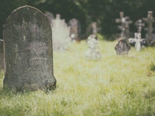 Mondkapjesweigeraars in Indonesiƫ moeten verplicht graf graven voor coronadoden