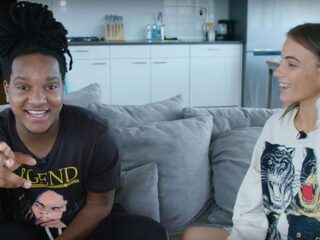 Jonna Fraser showt zijn huisje en doneert eerste gouden plaat aan goede doel