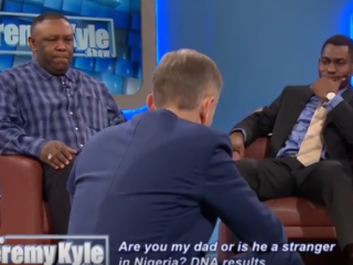 Vader en zoon krijgen hartbrekend nieuws in de Jeremy Kyle Show