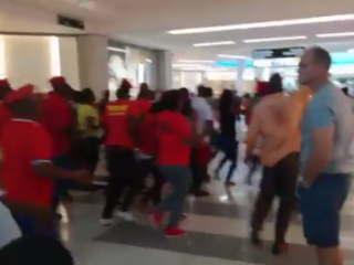 H&M sluit alle filialen in Zuid-Afrika na hevige protesten om 'apentrui'