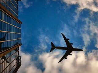 Zwerver 'vindt' per toeval 300.000 euro op vliegveld