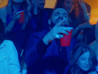 Drake gaat los op Degrassi-reünie in video van 'I'm Upset'