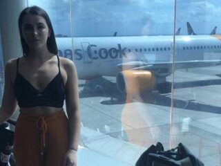 Emily (21) moest vliegtuig uit als ze haar 'ongepaste' outfit niet aanpaste