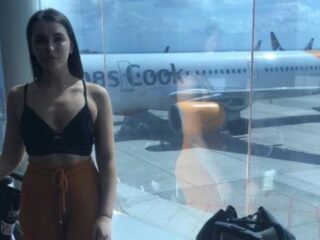 Emily (21) moest vliegtuig uit als ze haar 'ongepaste' outfit niet aanpaste