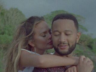 John Legend en Chrissy Teigen kondigen derde kindje aan met video van 'Wild'