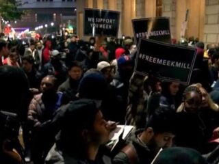 Rick Ross en fans van Meek Mill protesteren in Philadelphia