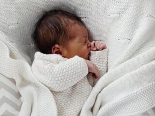 Lil Kleine post foto zoontje en maakt naam bekend