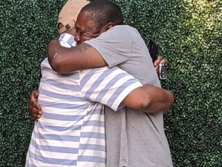 Dakloze man dankzij behulpzaam koppel weer herenigd met zijn familie