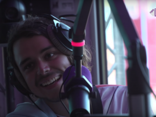 Quique proeft hyena-melk: ''Het smaakt gewoon naar amandelmelk''