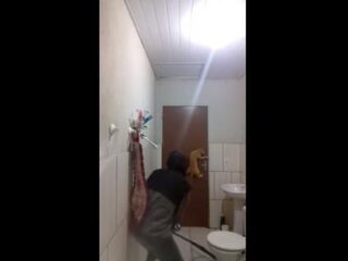 FAIL: Jongen en kat proberen rat te vangen, maar het gaat compleet mis