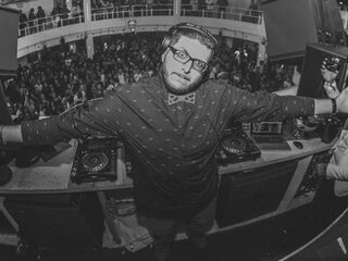 Even voorstellen: DJ Mystery Glasses