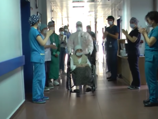 107-jarige Turkse oma verslaat het coronavirus