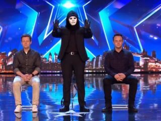 Mysterieuze magiër doet zaal versteld staan met mentale truc