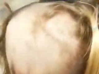 VIDEO: Jongetje scheert broertje en zusje kaal met tondeuse