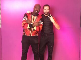 Nasrdin Dchar legt uit wat 'hshoema' betekent: "Met je ouders zoenende mensen op tv zien bijvoorbeeld!"