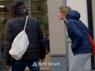 Experiment: Hoe reageren mensen als je doorgelekt over straat loopt?