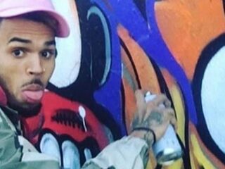 Chris Brown maakt nieuwe muurkunst in Amsterdam