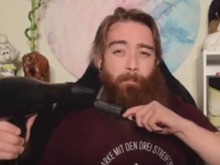 Mannen geven zichzelf baard blow-outs en de pro's laten zien hoe het moet