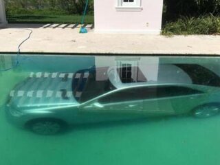 Model is het niet eens met break-up en dumpt de auto van haar ex in zijn zwembad