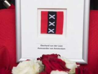 Minuut applaus voor Eberhard van der Laan in Johan Cruijff Arena