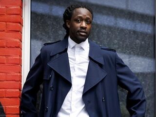 Akwasi opnieuw bedreigd nadat foto's van zijn huis op Facebook zijn gedeeld