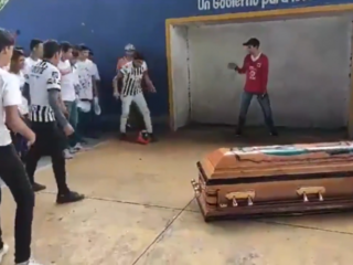 Vrienden van doodgeschoten tiener (16) laten hem voor het laatst scoren