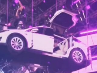 Jaden Smith verrast op Coachella met zwevende Tesla en Jordyn Woods