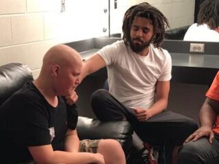 J. Cole bezoekt 13-jarige fan met zeldzame vorm van kanker