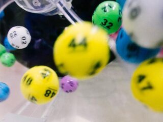 Jonge vader die baan verloor door corona, wint $4,8 miljoen in loterij