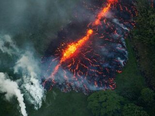 Grote scheur in vulkaan Hawaï: lava stroomt naar buiten