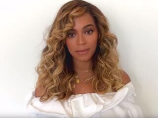 VIDEO: Beyoncé zet zich in voor slachtoffers orkaan Harvey: ''Natuurrampen discrimineren niet''