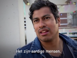 VIDEO: PVV'er eet voor het eerst mee met iftar-maaltijd