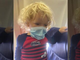 Jongen (2) zet tijdens eten mondkapje af, wordt met moeder vliegtuig uitgezet