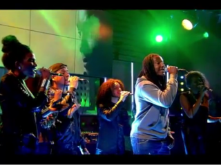 Jonna Fraser treedt op met gospel koor bij DWDD