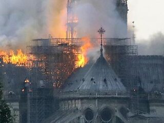Parijse kathedraal Notre-Dame staat in brand