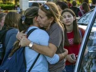 Oud-leerling (19) schiet zeventien scholieren dood op school in Florida
