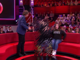 VIDEO: Oma klimt onverwachts op vriend tijdens All You Need Is Love