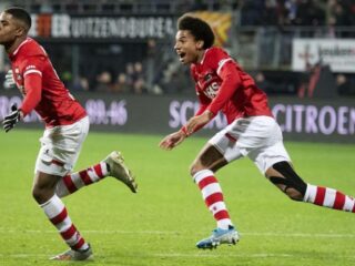 AZ wint Eredivisie-topper van Ajax in eigen stadion