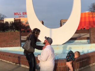 Romantisch huwelijksaanzoek verstoord door plassend zoontje