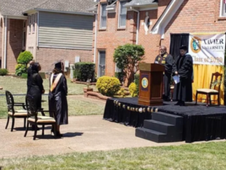 Vader fixt coronaproof diploma-uitreiking voor dochter in de voortuin