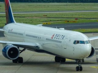 Vliegtuig maakt rechtsomkeer omdat passagier weigert mondkapje te dragen