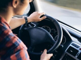 Vanaf nu mogen zeventienjarigen officieel hun rijbewijs halen