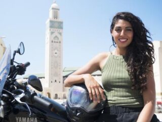 Sanae Orchi op motor van Tanger naar Marrakech voor 'Groeten uit Marokko'