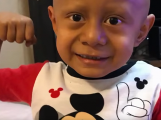 Jongetje (5) gaat los op Michael Jackson na kankerbehandeling