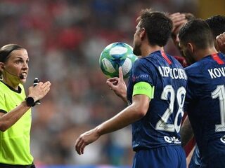 Frappart floot als eerste vrouwelijke scheidsrechter Europees duel bij de mannen