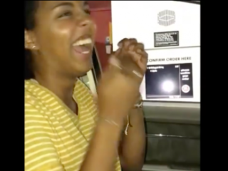 Deze chick zingt haar bestelling bij Mcdrive als een superster