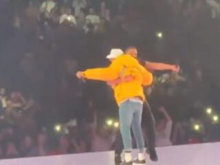 Drake haalt Chris Brown on stage tijdens show in Los Angeles