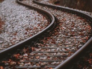 Bericht van vrouw die suïcidaal meisje van spoor af praatte gaat viral