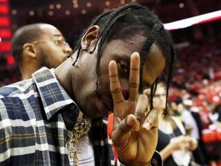 Travis Scott geeft 100.000 dollar weg aan fans